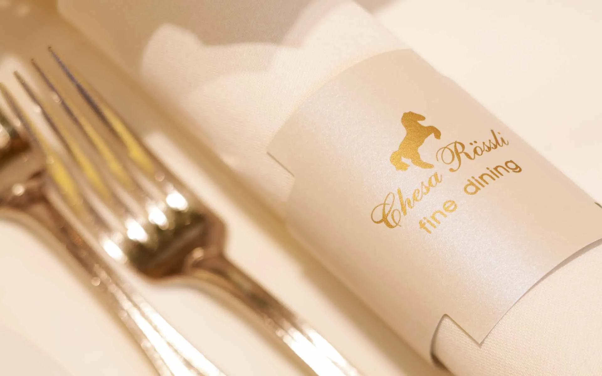 Nahaufnahme eines gedeckten Platzes mit Serviette