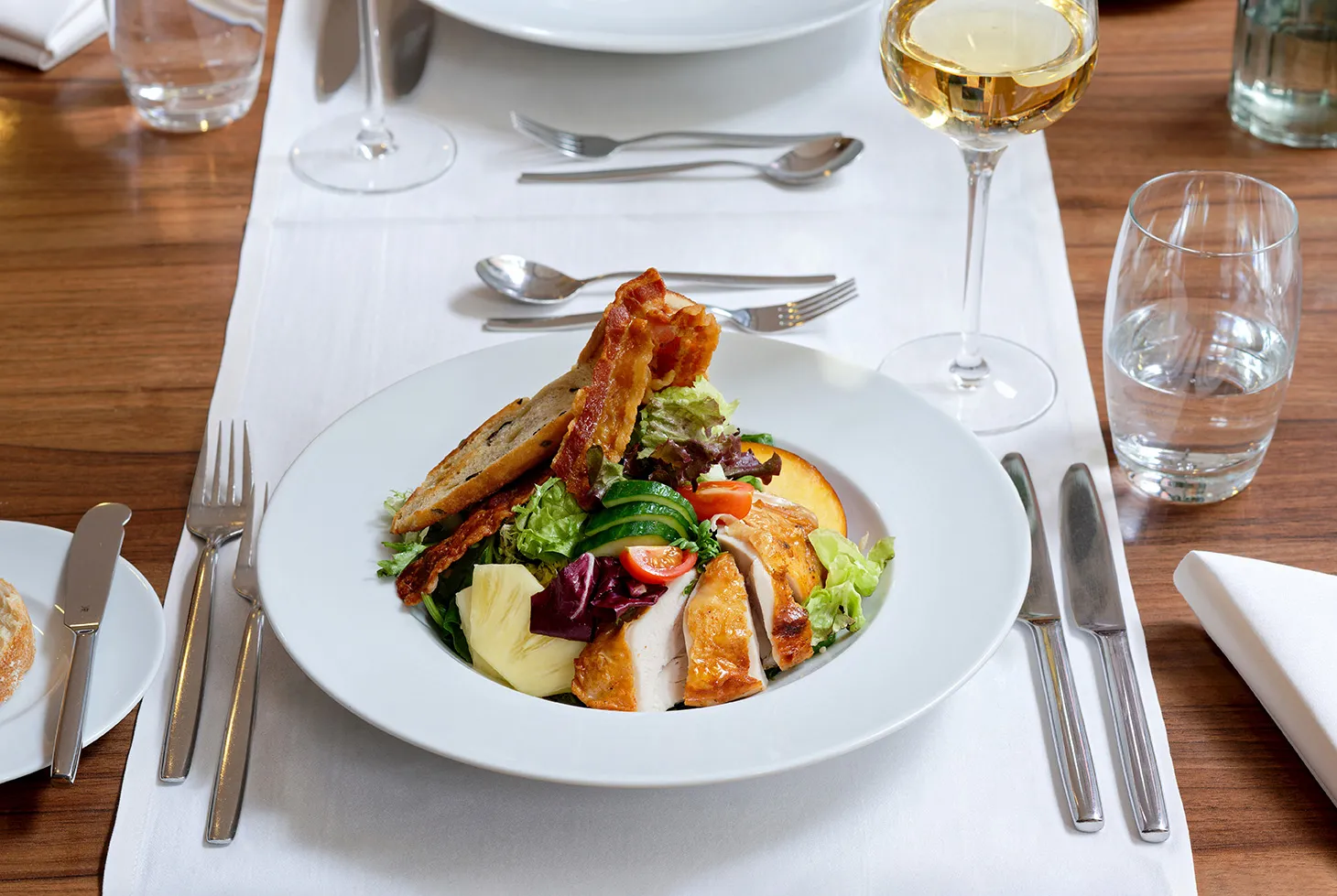 Mittag- oder Abendessen im Mövenpick Restaurant Münster mit einem Glas Weißwein: Salat Françoise