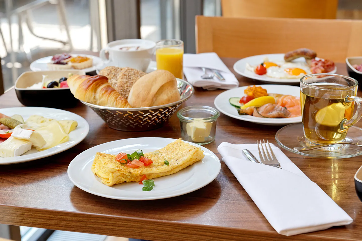 Gedeckter Frühstückstisch mit Eiern, Besteck und Osaft